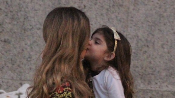 Grazi Massafera enche filha de beijos após gravação com Angélica no Rio