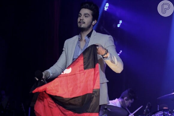 Torcedor do Corinthians, Luan Santana já havia segurado a bandeira do Flamengo em show no Rio