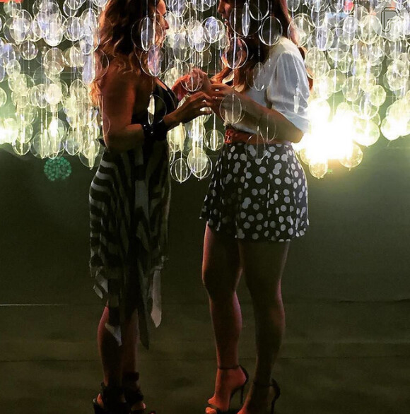 Daniela Mercury postou esta imagem no Instagram com a legenda: 'Energia linda, foto mágica. Foi lindo cantar com Ivete Sangalo'