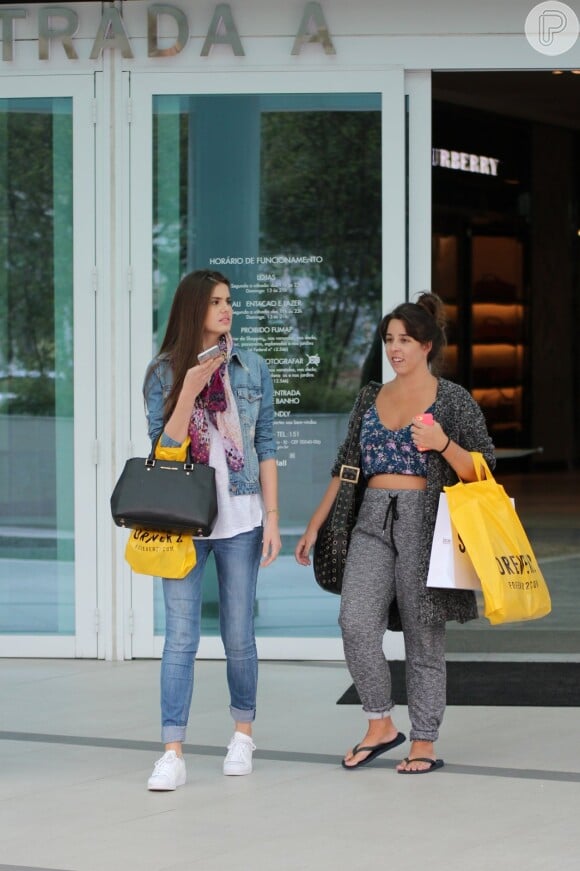 Camila Queiroz já foi vista em um passeio no shopping com uma bolsa preta da grife Michael Kors, que custa quase R$ 2 mil no Brasil