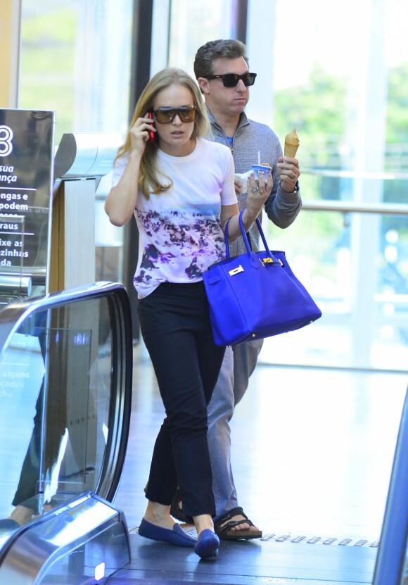 Em 2014, Angélica foi vista com uma bolsa Birkin azul royal, da grife francesa Hermès, em passeio com o marido, Luciano Huck. Na época, o preço da peça variava de R$ 38 mil a R$ 50 mil