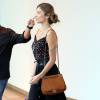 Grazi Massafera também não dispensa as bolsas da grife Chanel. Em passeio pelo shopping, a atriz usou modelo vendido por cerca de R$ 15 mil