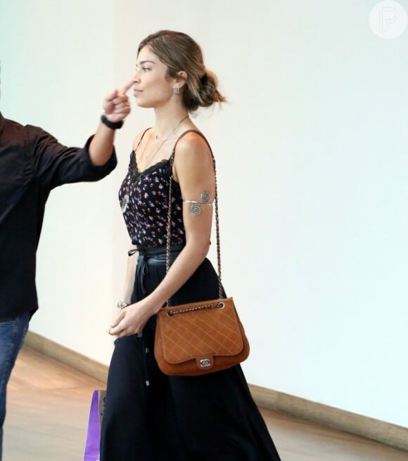 Grazi Massafera também não dispensa as bolsas da grife Chanel. Em passeio pelo shopping, a atriz usou modelo vendido por cerca de R$ 15 mil