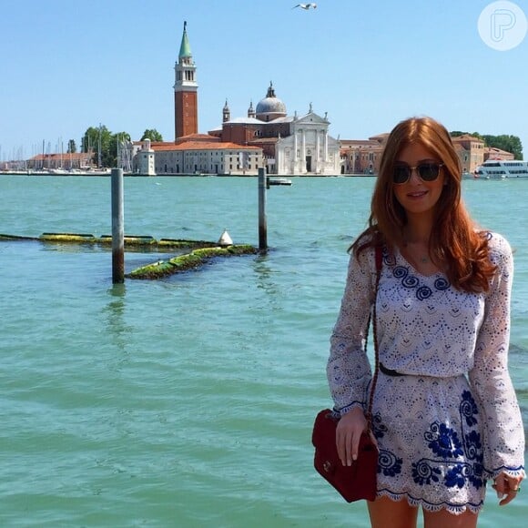 Marina Ruy Barbosa usou a mesma bolsa Chanel durante viagem a Veneza, na Itália
