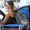 Bruna Marquezine também aposta em mochilas de grife. Em uma de suas viagens, a atriz escolheu o modelo da Chanel, que sai por R$ 8 mil