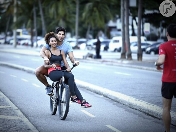 Bento (Dudu Azevedo) e Paula (Sheron Menezzes) se divertiam juntos quando namoravam, na novela 'Babilônia'