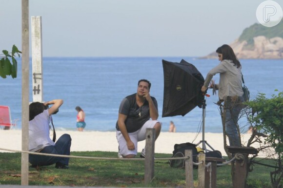 Tiago Abravanel participa de sessão de fotos na praia da Barra, RJ, em 12 de julho de 2013