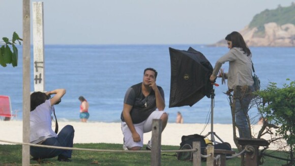 Tiago Abravanel ataca de modelo em sessão de fotos na praia da Barra, no Rio
