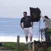 Tiago Abravanel posa em sessão de fotos na praia da Barra