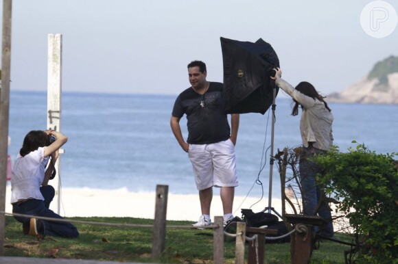 Tiago Abravanel posa em sessão de fotos na praia da Barra
