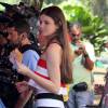 Camila Queiroz gravou uma participação no programa 'Estrelas' nesta sexta-feira, 21 de agosto de 2015. Ao lado de Angélica, a atriz de 'Verdades Secretas' visitou uma feira livre e comeu pastel com caldo de cana