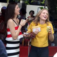 Angélica e Camila Queiroz comem pastel com caldo de cana em feira livre