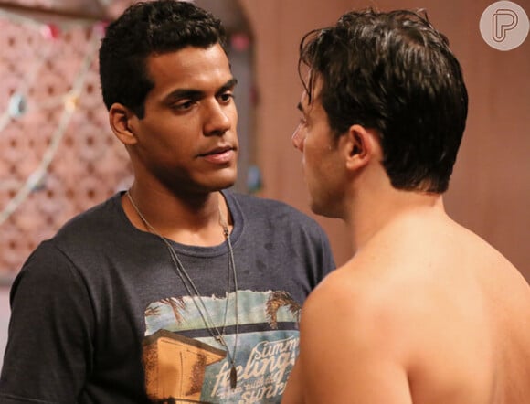 Ivan (Marcello Melo Jr.) e Sérgio (Claudio Lins) são namorados, na novela 'Babilônia'