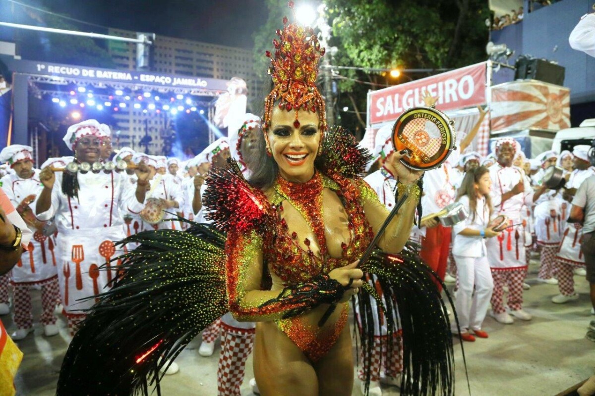 Foto Viviane Araújo é rainha de bateria do Salgueiro e já está ensaiando para o Carnaval