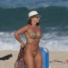 Viviane Araújo exibiu recentemente o seu corpão na praia e foi advertida pelo marido: 'Sem botar o Rabo pro alto, hein...'