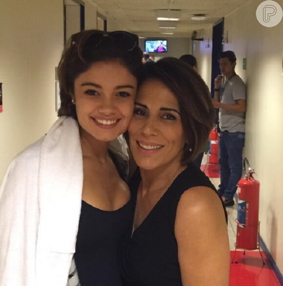 Camila Pitanga também postou uma foto das atrizes Sophie Charlotte e Gloria Pires no corredor do estúdio da novela 'Babilônia' e legendou: 'Mamães doçuras'