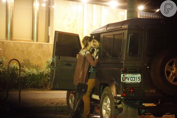 Dudu e a morena trocaram beijos e carinhos no carro do ator