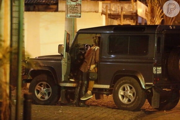 Dudu e a morena ficaram algum tempo na porta do carro do ator trocando beijos
