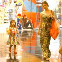 Grazi Massafera faz compras com a filha, Sofia, em shopping do Rio