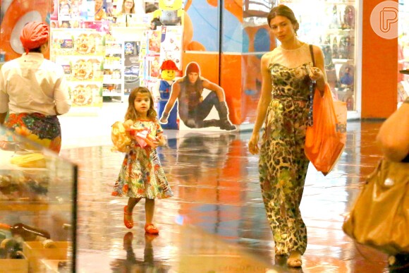 A atriz Grazi Massafera fez um passeio no shopping com a filha, Sofia, de 3 anos, num shopping da Zona Oeste do Rio neste sábado, dia 22 de agosto de 2015