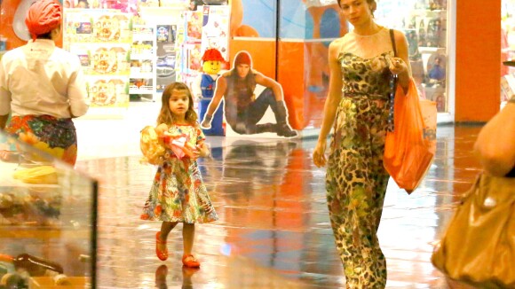 Grazi Massafera faz compras com a filha, Sofia, em shopping do Rio