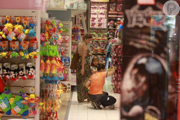 Com a filha, Sofia, Grazi Massafera entrou em uma loja de brinquedos e pediu ajuda a vendedora paradar uma olhada nas bonecas