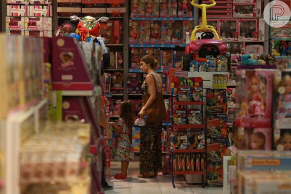A atriz Gazi Massafera e sua filha, Sofia ficaram um tepinho na loja de brinquedos