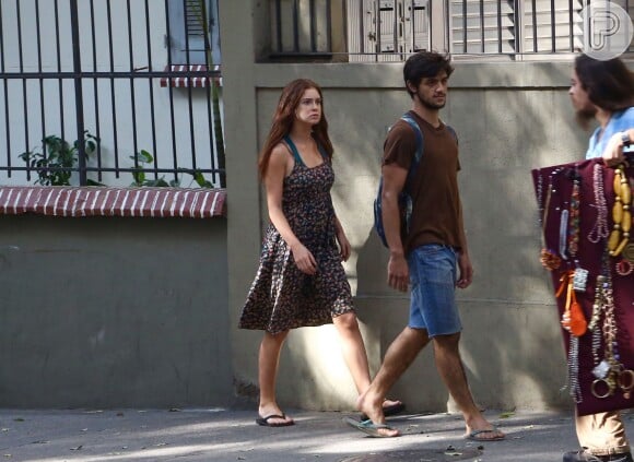 Percorrendo ruas do Centro do Rio de Janeiro, Marina Ruy Barbosa interpreta Eliza, uma vendedora de flores na novela 'Totalmente Demais'