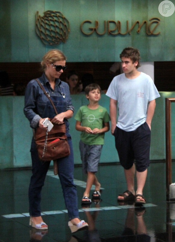 Carolina Dieckmann aproveita o sábado em passeio com os filhos, Davi e José, no shopping Fashion Mall, no Rio de Janeiro, em 22 de agosto de 2015