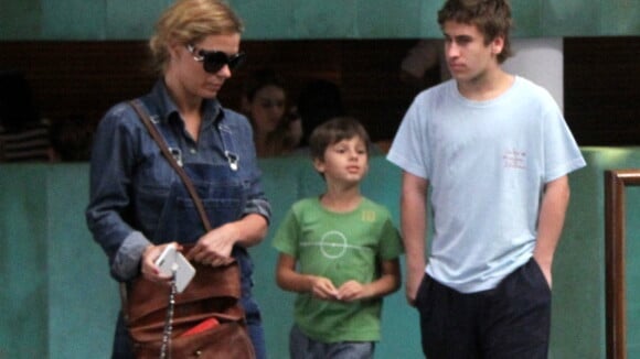 Carolina Dieckmann passeia com os filhos, Davi e José, em shopping do Rio