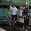 Carolina Dieckmann curte passeio com os filhos, Davi e José, no shopping Fashion Mall, no Rio de Janeiro