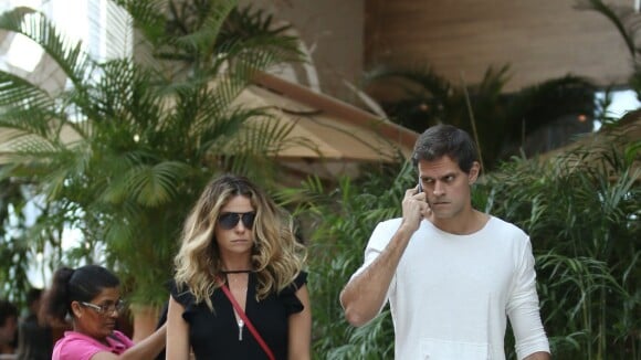 Giovanna Antonelli passeia com as filhas e o marido em shopping do Rio