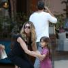 Giovanna Antonelli brincou com uma de suas filhas durante passeio no shopping