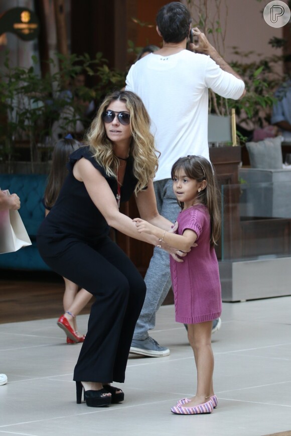 Giovanna Antonelli brincou com uma de suas filhas durante passeio no shopping