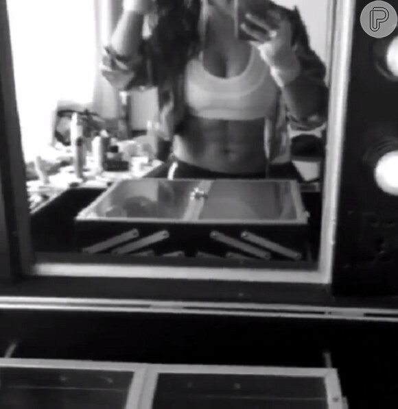 No vídeo, Fernanda Souza aparece vestindo um top que deixa seu abdômen de fora