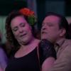 Márcia (Elizabeth Savalla) e Atílio/Alfredo Gentil (Luis Melo) comemoram seu casamento no show do Aviões do Forró, em 'Amor à Vida'