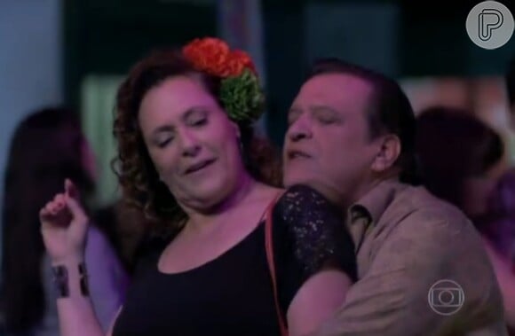 Márcia (Elizabeth Savalla) e Atílio/Alfredo Gentil (Luis Melo) comemoram seu casamento no show do Aviões do Forró, em 'Amor à Vida'