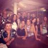 Atriz posa com amigos e familiares em um restaurante na Barra da Tijuca, Zona Oeste do Rio de Janeiro