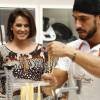 Deborah Secco observa Julio Rocha a preparar sua massa no 'Super Chef Celebridades' do 'Mais Você'