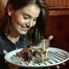 Camila Queiroz comemora lançamento de sobremesa que leva o seu nome no restaurante Paris 6