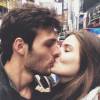 Camila Queiroz beija o namorado, Lucas Cattani, em Nova York, nos Etados Unidos