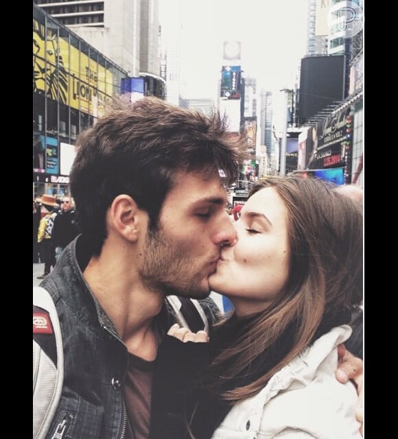 Camila Queiroz beija o namorado, Lucas Cattani, em Nova York, nos Etados Unidos