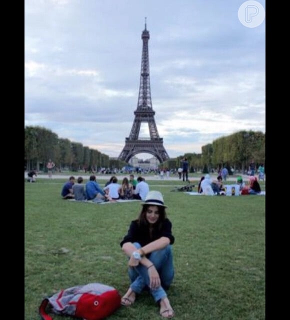 Camila Queiroz compartilhou foto de sua viagem a Paris, na França, em 2011