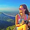 Camila Queiroz brinca de fotógrafa ao visitar o Cristo Redentor, no Rio de Janeiro
