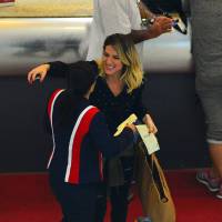 Giovanna Ewbank recebe carinho de fãs em aeroporto após acidente de carro