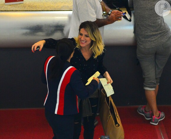 Giovanna Ewbank recebeu o carinho dos fãs no aeroporto Santos Dumont, na Zona Sul do Rio de Janeiro, nesta segunda-feira, 24 de agosto de 2015