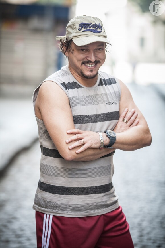 Fabio Lago é Oziel, taxista nascido e criado no Morro da Macaca, casado há 18 anos casado com Indira (Cris Vianna) e pai de quatro filhos; vem ganhando bastante dinheiro com "transporte executivo", com seu próprio carro, um reluzente sedã, na novela 'A Regra do Jogo'
 