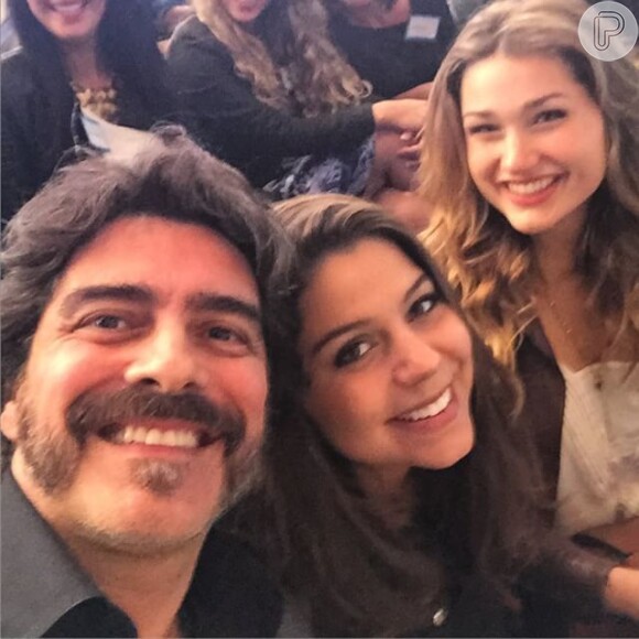 Junno Andrade, namorado de Xuxa, e Sasha, filha da apresentadora, conferiram a estreia da primeira fila. Na foto eles aparecem com uma amiga da família