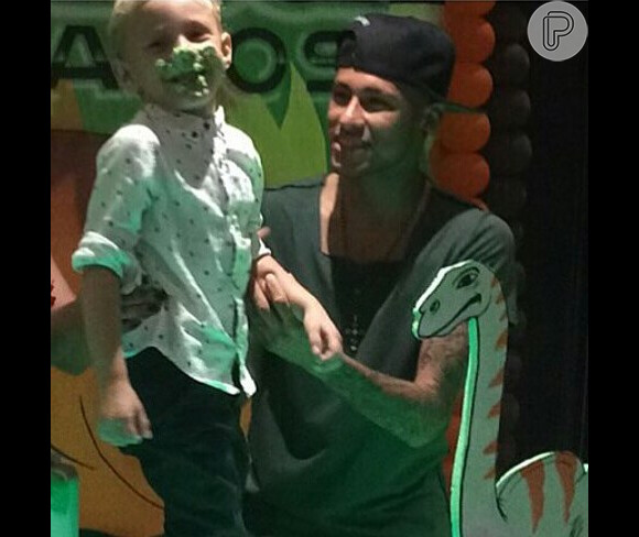 Brincalhão, Neymar sujou o filho de bolo confeitado e o menino achou graça