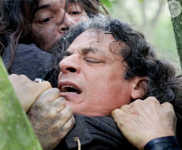 Bernardo (Felipe Camargo) atacou Bento (Luis Carlos Vasconcelos) na mata, na novela 'Além do Tempo'